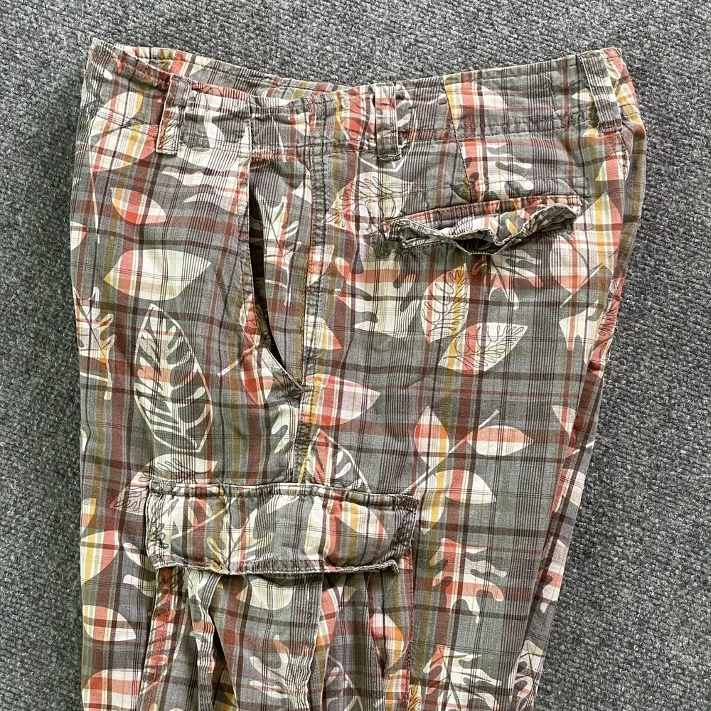 Plugg Shorts Mens 29 Floral Grey Plaid Cargo Relaxed Fit 11 Inch Beach Baggy Y2K